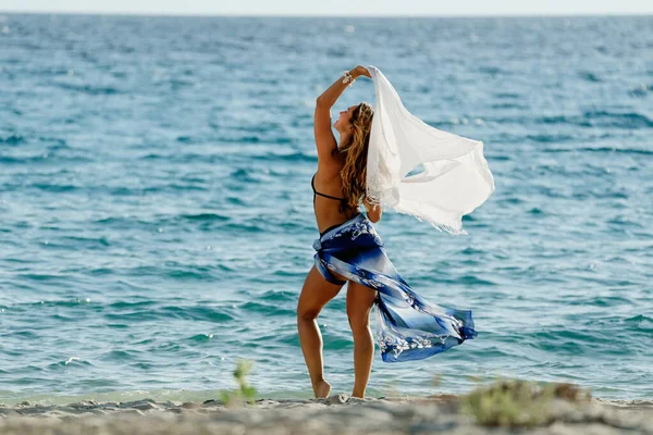 Young Beautiful Woman Shawl Enjoying Summer Day Beach — ストック写真