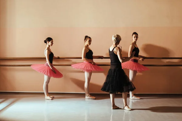 Female Ballet Dancers Holding Barre While Practicing Ballet Instructor Dance —  Fotos de Stock