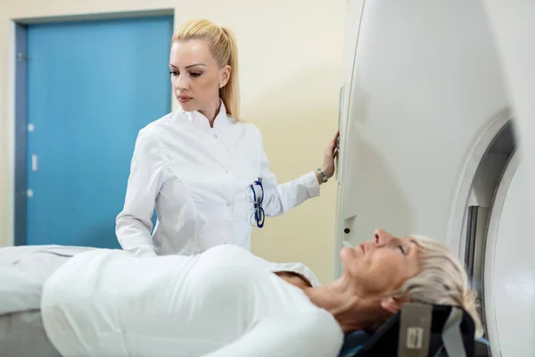 Female Radiologist Preparing Mature Patient Scan Examination Hospital — Foto Stock