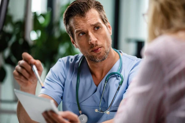 Male Doctor Communicating Female Patient While Using Touchpad Going Electronic — ストック写真