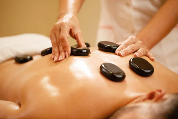 Close Therapists Placing Hot Stones Man Back Lastone Therapy Spa — 图库照片