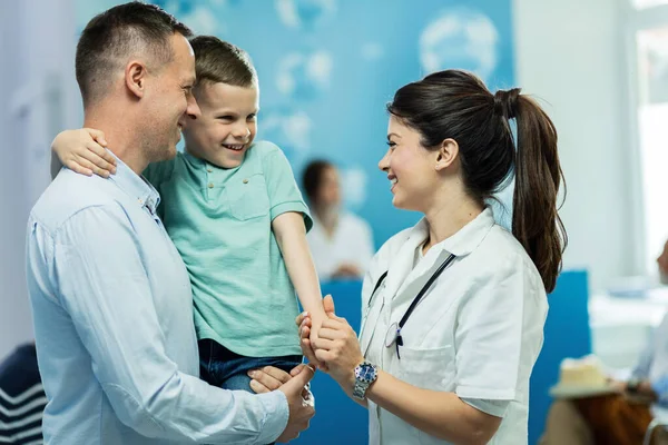 Happy Nurse Holding Hands Communicating Small Boy Who Came Father — Stockfoto