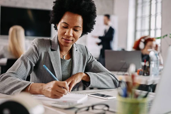 Smiling African American Businesswoman Working Her Desk Writing Notes Office — ストック写真