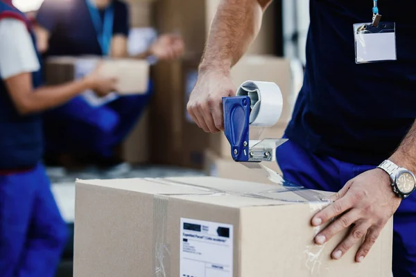 Close Delivery Man Closing Carboard Box Tape While Preparing Packages — Foto Stock