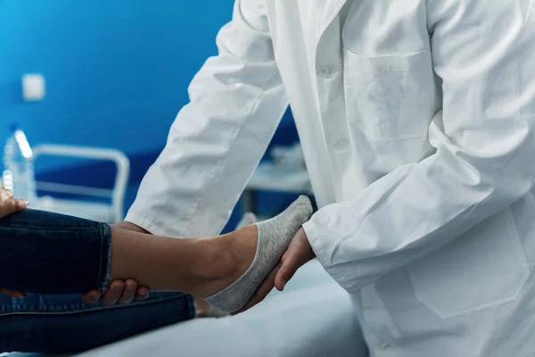 Close Orthopedic Examining Foot Woman Doctor Office — Stockfoto