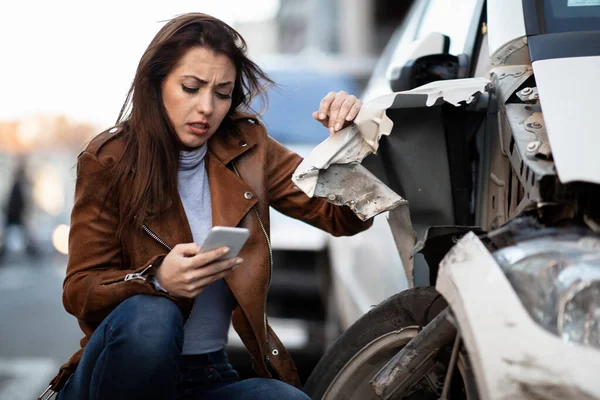 Displeased Woman Using Cell Phone Texting Car Accident City — 图库照片