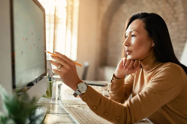 Asian Female Entrepreneur Analyzing Business Progress Computer Office — стоковое фото