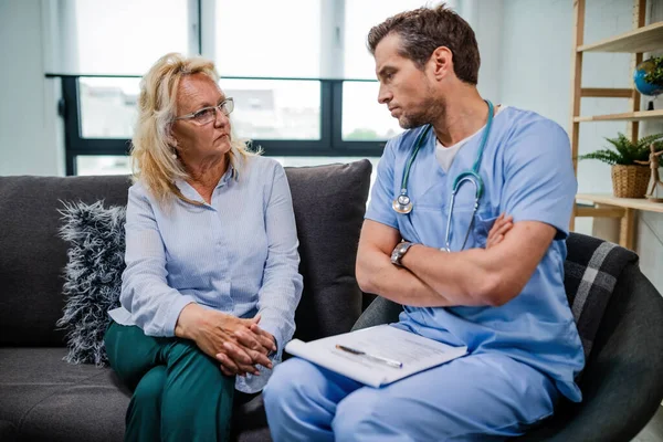 General Practitioner Arms Crossed Communicating Mature Patient Her Medical Test — Foto de Stock