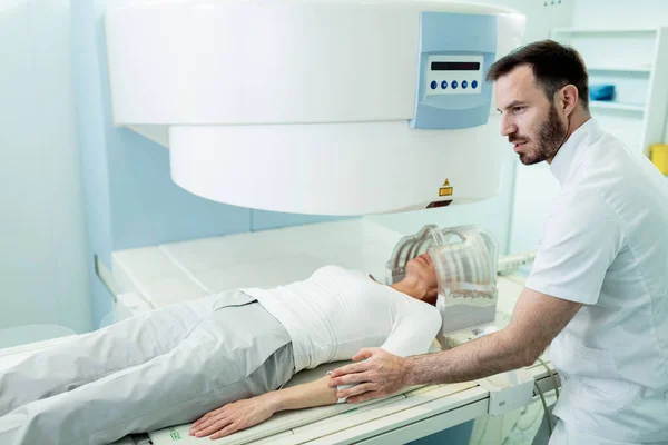 Male Technician Taking Care Patient Who Undergoing Brain Mrc San — Stockfoto