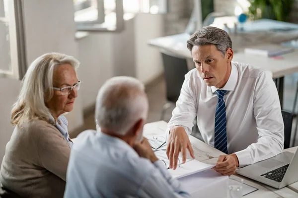 Financial Advisor Discussing Senior Couple Financial Reports Consultations Office — Fotografia de Stock