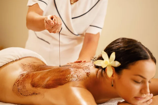 Unrecognizable Therapist Pouring Hot Chocolate Woman Back Spa Treatment — 图库照片