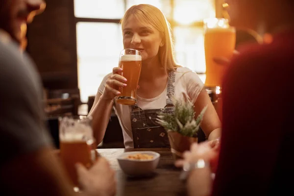 Young Happy Woman Talking Her Friends Drinking Beer Pub — Foto de Stock