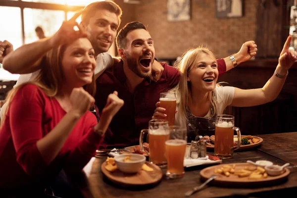 Group Excited Fans Having Fun While Watching Sports Match Cheering — Foto de Stock