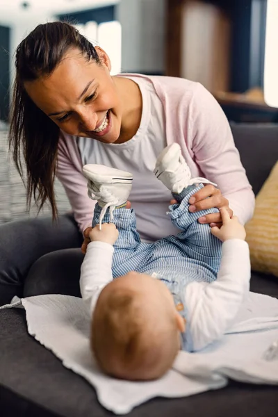 Happy Mother Playing Her Baby Boy Sofa Living Room — Foto de Stock