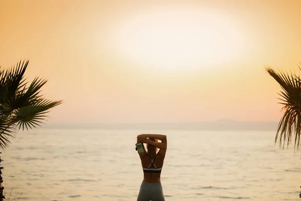 Rear View Sportswoman Exercising Sunrise Shore Copy Space — ストック写真