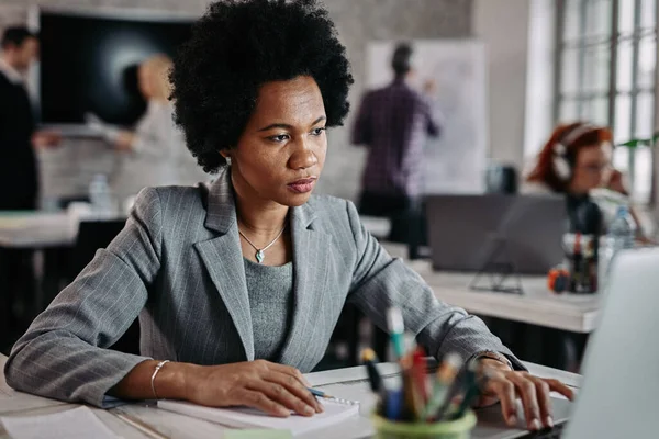 Mid Adult Black Businesswoman Using Laptop While Working Office Desk — Foto de Stock