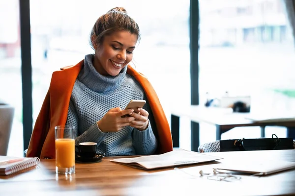 Young Smiling Businesswoman Relaxing Coffee Break Reading Text Message Smart —  Fotos de Stock