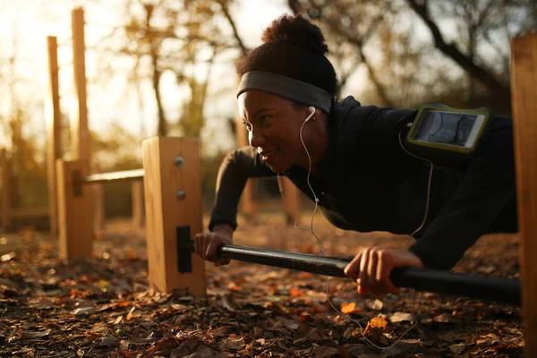 Black Athletic Woman Doing Push Ups While Exercising Park — Stock Fotó