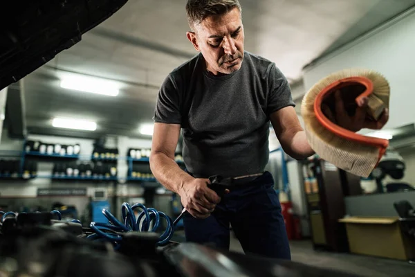 Mid Adult Mechanic Using Air Blow Gun While Cleaning Car — Fotografia de Stock