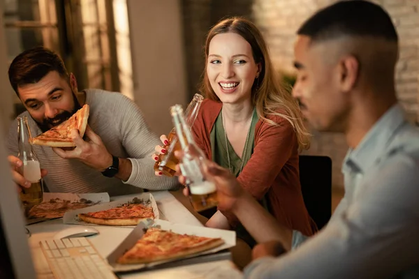 Щаслива Жінка Підприємець Колеги Їдять Піцу Ють Пиво Перерві Офісі — стокове фото