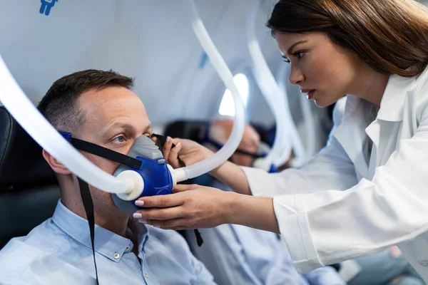 Young Doctor Assisting Patient Mask Hyperbaric Oxygen Therapy Clinic — Stockfoto