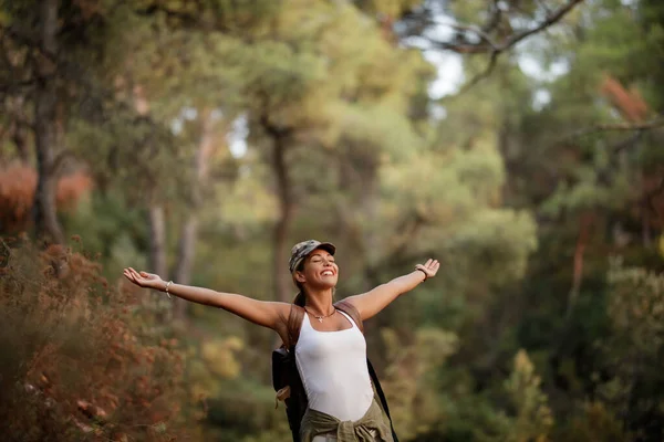 Carefree Woman Arms Outstretched Standing Nature Enjoying Fresh Air Her — Stock Photo, Image