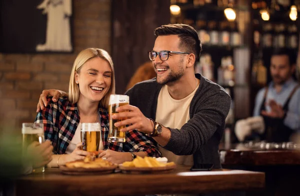 Young Happy Couple Having Fun Together While Toasting Beer Bar — Fotografia de Stock
