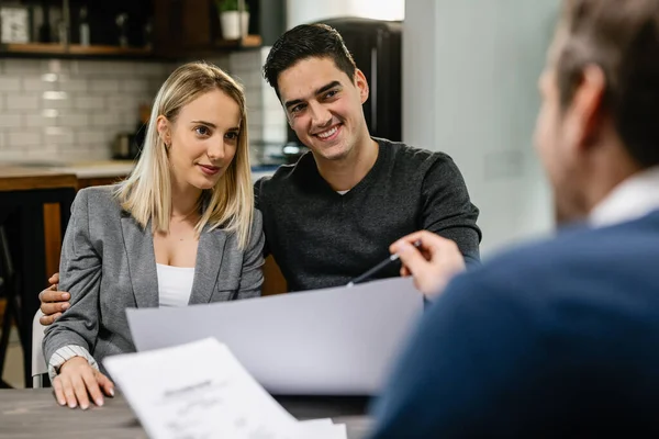 Young Smiling Couple Having Meeting Real Estate Agent Home Talking — Foto Stock