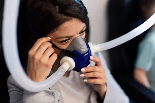 Female Patient Putting Oxygen Mask While Having Treatment Hyperbaric Chamber — 图库照片