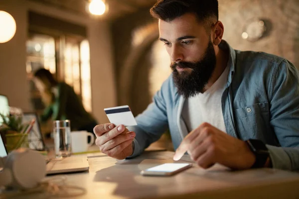 Young Entrepreneur Banking Mobile Phone While Working Late Office — Foto de Stock