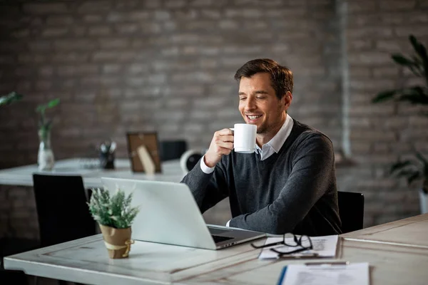 Happy Businessman Drinking Coffee Reading Something Internet While Using Laptop — Photo