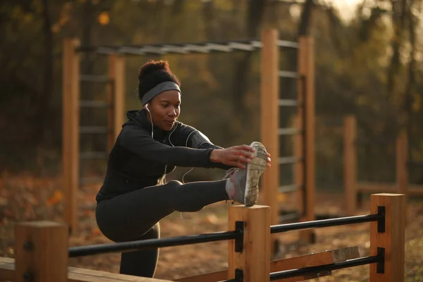 African American Sportswoman Doing Stretching Exercise Outdoor Gym Nature — Stock Fotó