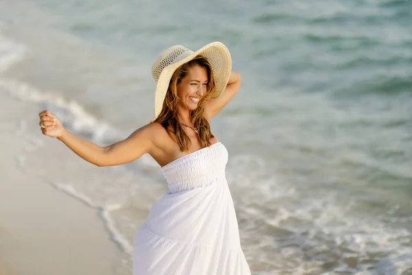 Carefree Woman Arms Outstretched Enjoying Summer Freedom Sea — ストック写真