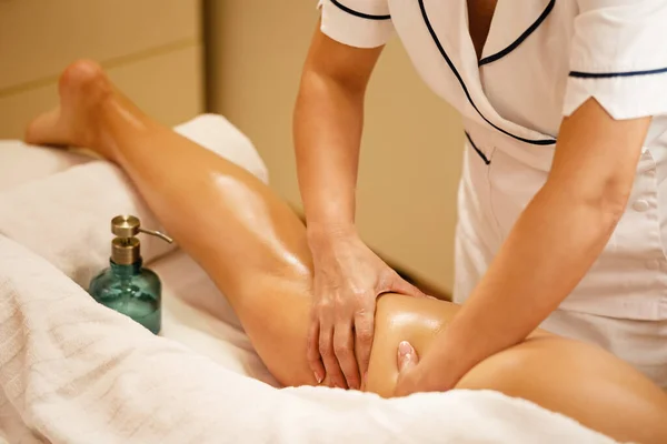 Unrecognizable Therapist Massaging Leg Woman Spa Treatment — 图库照片