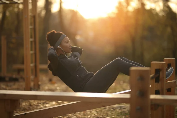 African American Female Athlete Practicing Sit Ups While Exercising Nature — Stock Fotó