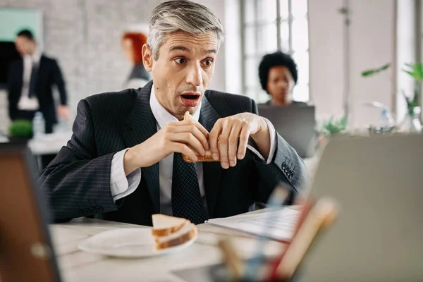 Shocked Businessman Eating Sandwich Lunch Break Reading Something Internet Office — Foto de Stock