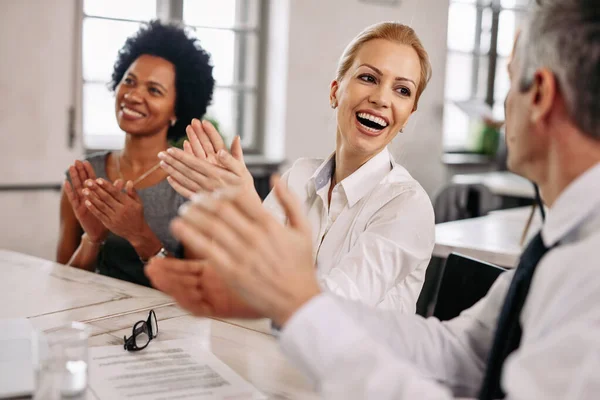 Happy Businesswoman Her Workers Clapping Hands Meeting Office — ストック写真