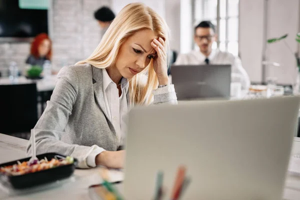 Businesswoman Holding Her Head Pain While Being Worried Problems She — Foto de Stock