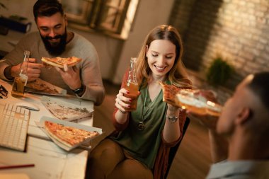 Ofiste pizza yiyip bira içen bir grup genç tasarımcı. Kadınlara odaklan.. 
