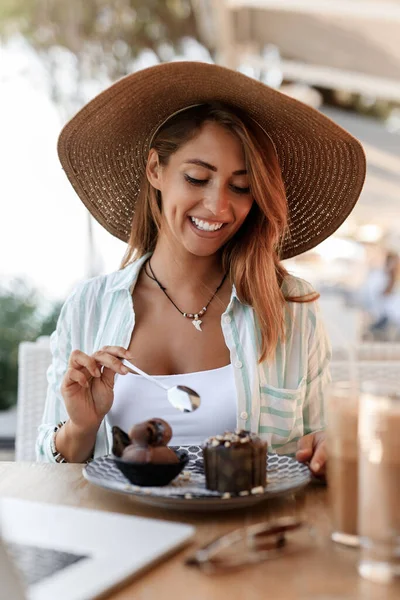 Happy Woman Enjoying While Eating Chocolate Cake Cafe — Stockfoto
