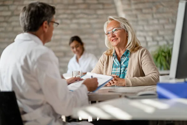 Happy Mature Woman Having Consultations Her Doctor Talking Medical Insurance — Fotografia de Stock