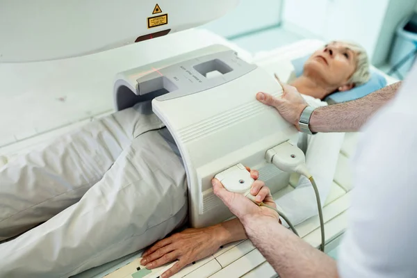 Неузнаваемый Рентгенолог Готовит Пациентку Сканированию Брюшной Полости Больнице — стоковое фото