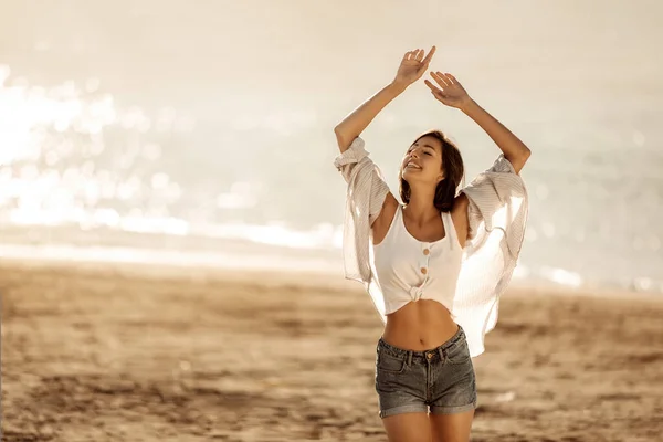 Young Happy Woman Arms Raised Enjoying Freedom Beach Summer Sunset — ストック写真