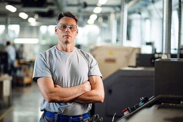 Portrait Industrial Engineer Arms Crossed Standing Cnc Machine Looking Camera — 스톡 사진