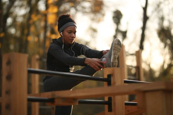 African American Female Athlete Warming While Doing Stretching Exercises Outdoor — Stock Fotó