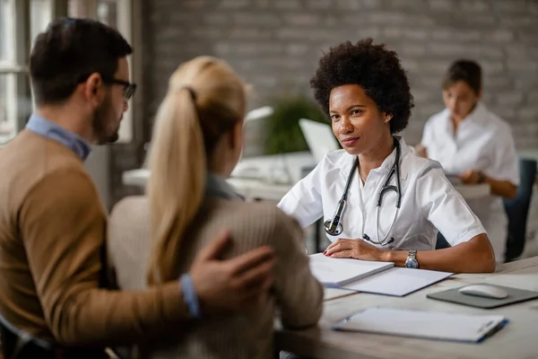 Black Female Doctor Having Consultations Couple Medical Insurance Clinic — Fotografia de Stock