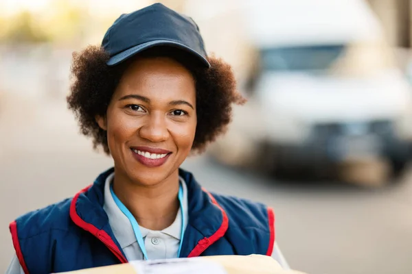 Portrait Smiling African American Female Courier Making Delivery Looking Camera — Stockfoto