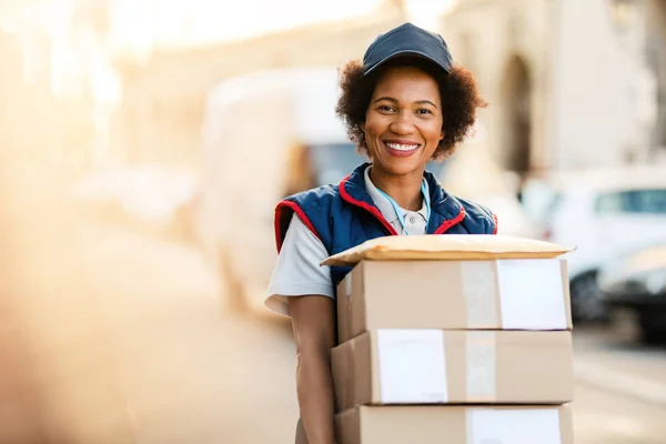 Portrait Happy Black Courier Delivering Packages Looking Camera — Stockfoto