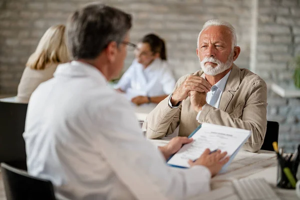 Senior Man Healthcare Worker Communicating Medical Insurance Documents Meeting Clinic — Fotografia de Stock