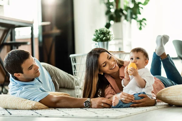 Happy Parents Enjoying Time Small Son Home — Fotografia de Stock